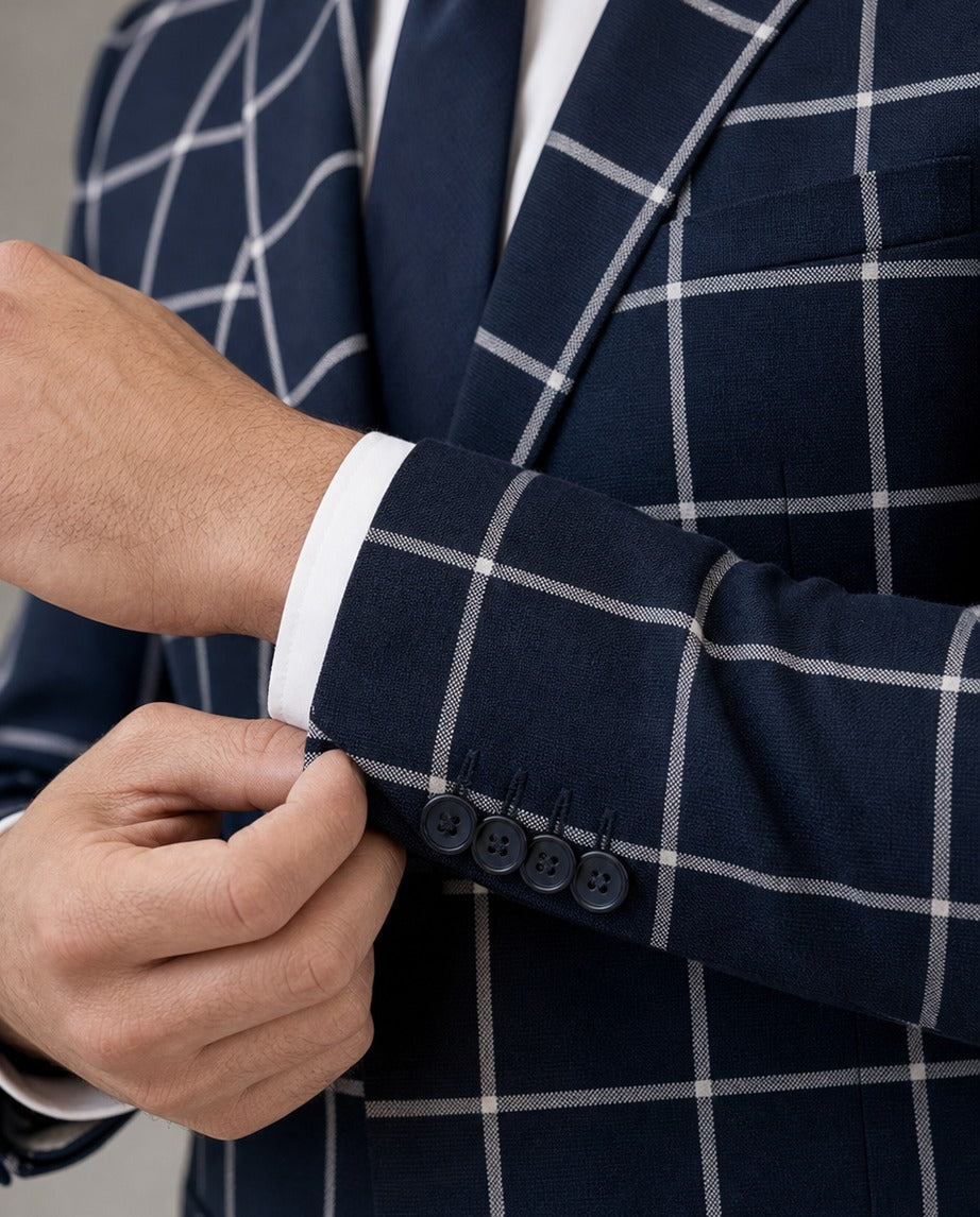 Le Harvy Suit - Bleu Marine - close-up of the sleeve cuff, buttons and tailoring | Roi de Soi